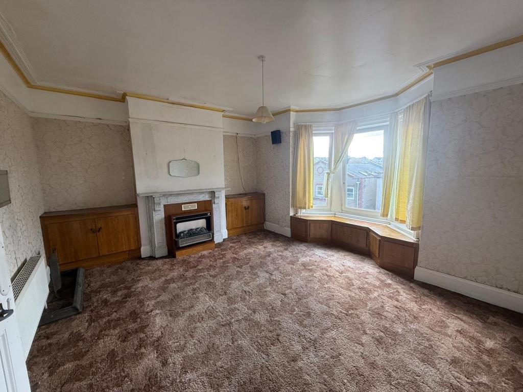 Lot: 97 - THREE/FOUR-BEDROOM TWO BATHROOM HOUSE FOR IMPROVEMENT - Bedroom 2